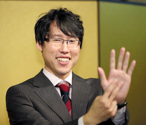 ２度目の７冠を達成し、記者会見でポーズをとる本因坊文裕＝静岡県熱海市で１０月１７日