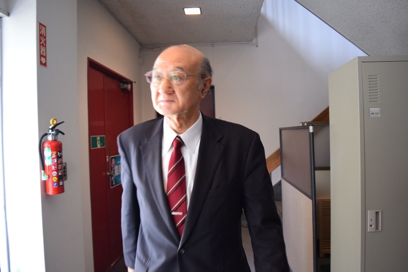 厳しい表情で町議会議場に向かう伊達勝身・岩泉町長=岩手県岩泉町役場で2017年12月6日、鬼山親芳撮影