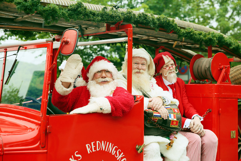 自動車に乗ったサンタさん 写真展：日本とスウェーデンのサンタを都内で | 毎日新聞