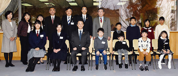 青少年読書感想文コンクール 県大会 特別賞10人を表彰 知事賞の上田さんが作品を朗読 鳥取 毎日新聞