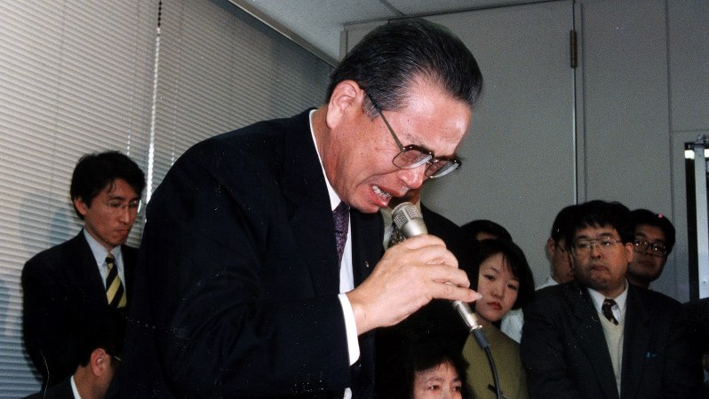 自主廃業決定後、涙を流しながら会見する山一証券の野沢正平社長(当時)=1997年11月24日、河内安徳撮影