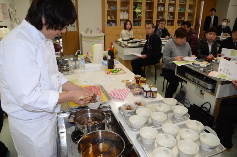 講習会はムスリム向けの和食を調理、試食しながら進められた=日光市大沢公民館で