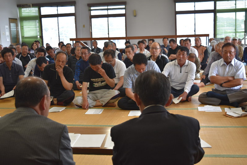 開門差し止めを認める長崎地裁判決に控訴しなかった農水省を追及する漁業者=太良町で今年5月24日
