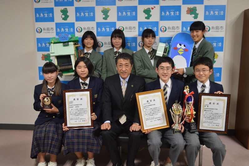 県大会で優勝や上位入賞し九州大会に出場する前原東中と前原中の生徒たち(前列中央は月形市長)