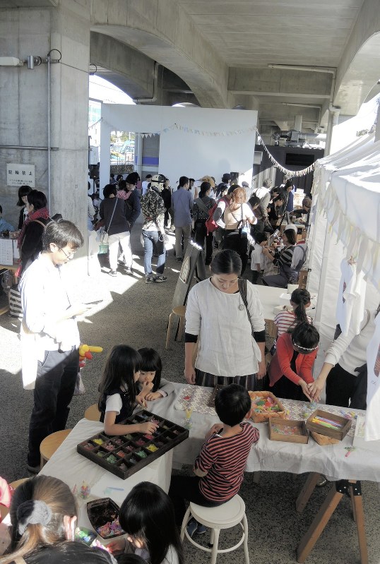 JR東小金井駅近くの高架下で開かれた「みんなの文化祭」でイベントを楽しむ親子連れら=東京都小金井市で11月3日、竹地広憲撮影