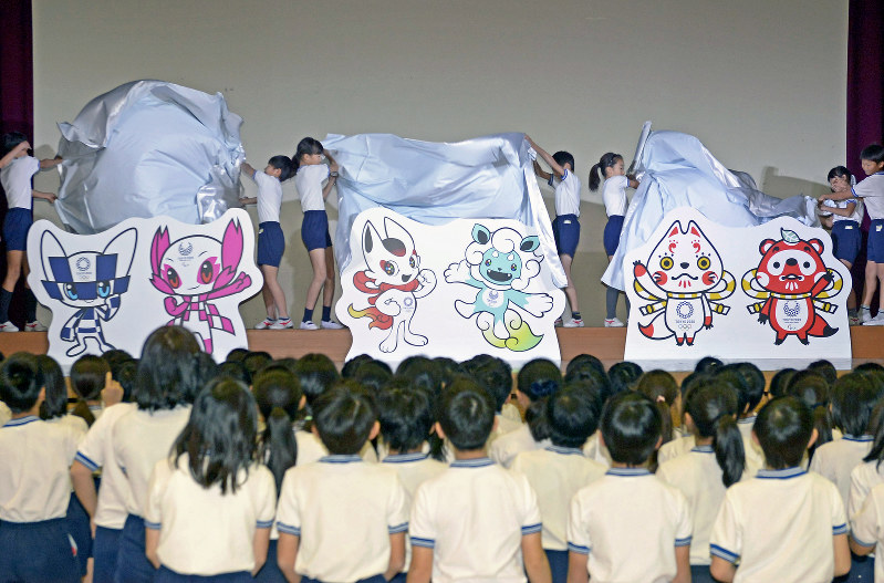 小学生らの手で除幕される東京五輪・パラリンピックのマスコット最終候補となった3作品=東京都渋谷区で2017年12月7日午前10時44分、渡部直樹撮影