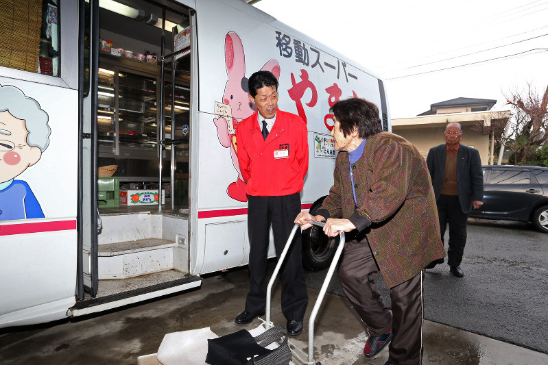 中型バスによる移動販売も展開していた「やまと」=山梨県韮崎市で2014年12月、武市公孝撮影