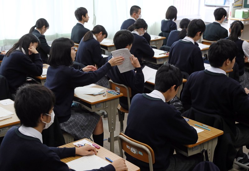 大学入学共通テストの試行調査に臨む生徒ら=東京都目黒区で2017年11月13日、小川昌宏撮影