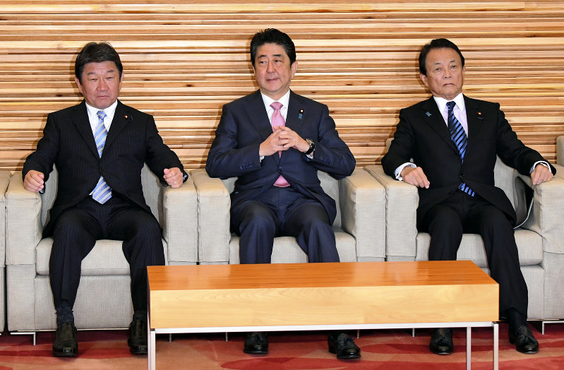 閣議に臨む安倍晋三首相(中央)=首相官邸で2017年12月8日午前9時17分、川田雅浩撮影