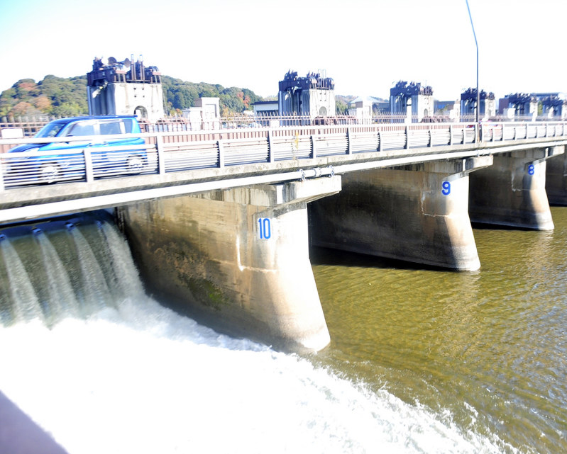 水量を調節するために設けられている瀬田川洗堰=大津市南郷で2017年12月7日午前9時54分、大原一城撮影