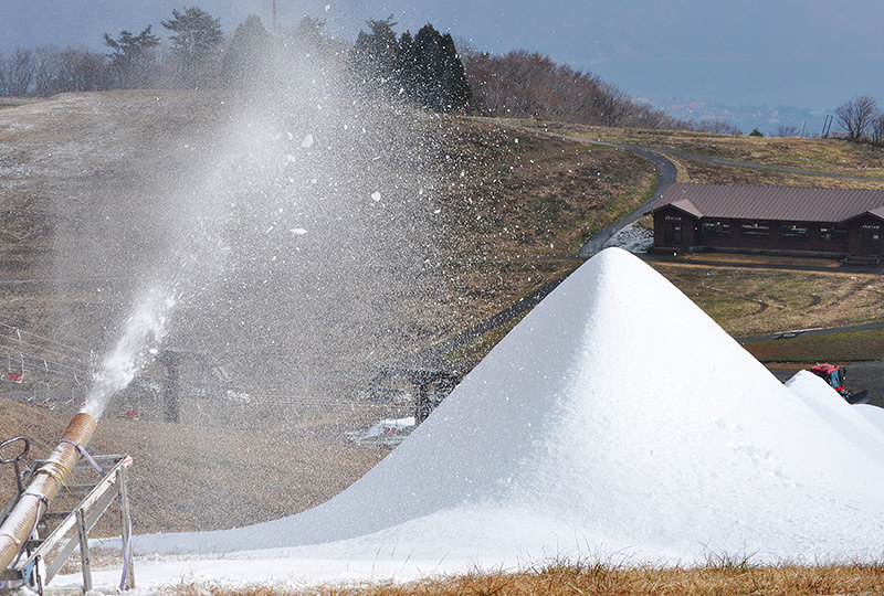 ヒュッテを見下ろす斜面に人工雪を噴射してゲレンデ造成真っ盛りの箱館山=滋賀県高島市今津町で、塚原和俊撮影