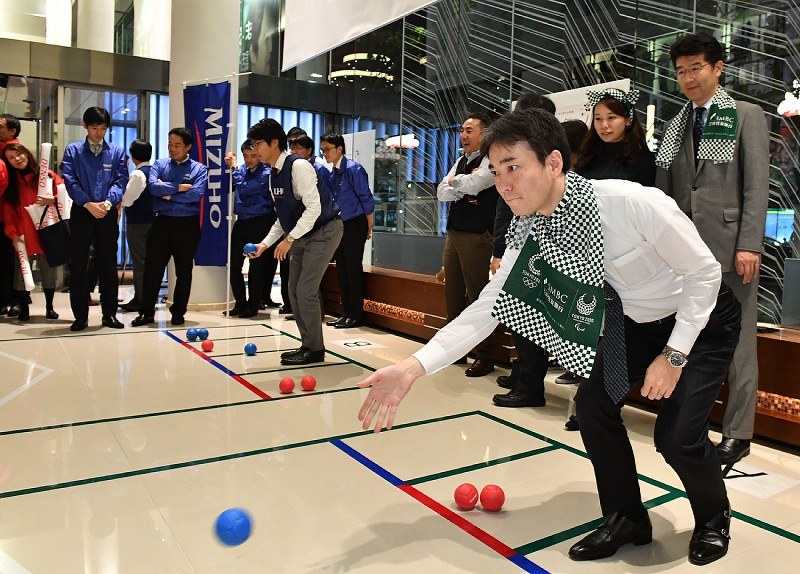 パラリンピック競技のボッチャの企業対抗戦に参加する人たち=名古屋市中区で2017年12月8日午後6時28分、木葉健二撮影