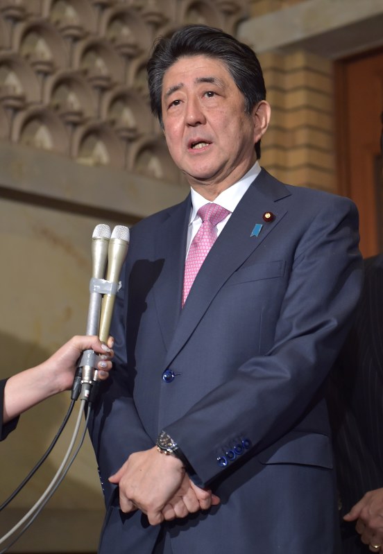ユンケル欧州委員長との電話会談後、取材に応じる安倍晋三首相=首相公邸で2017年12月8日、藤井達也撮影