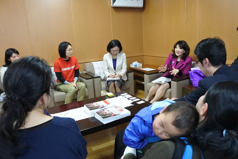 「無償化より待機児童解消の優先を」と訴え、自民党本部を訪れ3万人を超える署名を提出した保護者たち=東京都千代田区で2017年11月、藤沢美由紀撮影