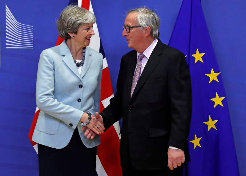 EU本部でメイ英首相(左)を出迎えたユンケル欧州委員長=ブリュッセルで2017年12月8日、ロイター