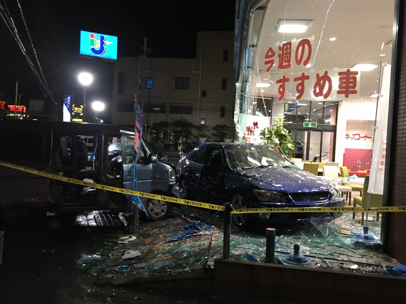 交通事故 中古車買い取り店に突っ込む ４人けが 大阪 毎日新聞