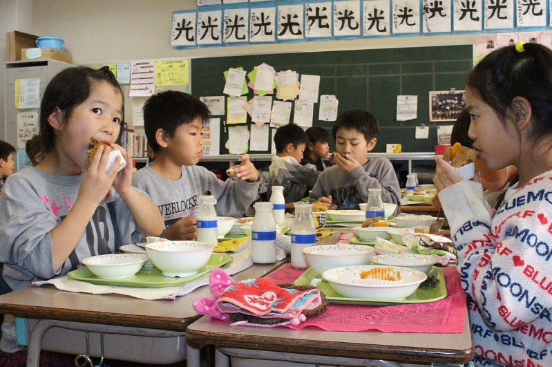 「えーっ、マジ?」と驚きながらも、防災備蓄食を使った給食を楽しむ子どもたち=東京都小平市の市立小平第六小で