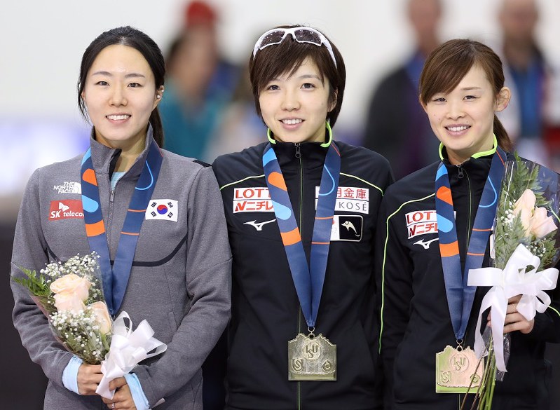 女子500メートルで優勝し、表彰式で笑顔を見せる小平(中央)。右は3位の郷、左は2位の李相花=佐々木順一撮影