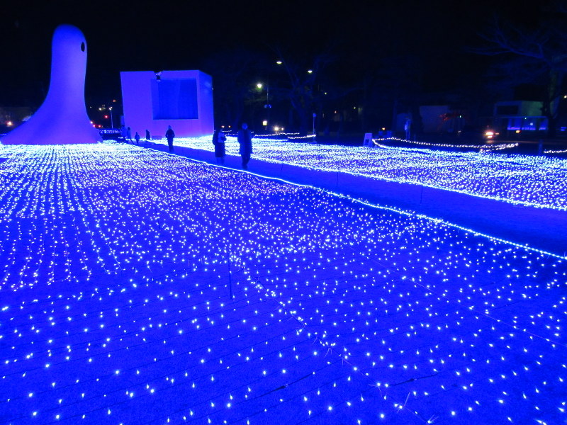 ウインターイルミネーション アート広場 幻想的に照らし 十和田市現代美術館前 青森 毎日新聞