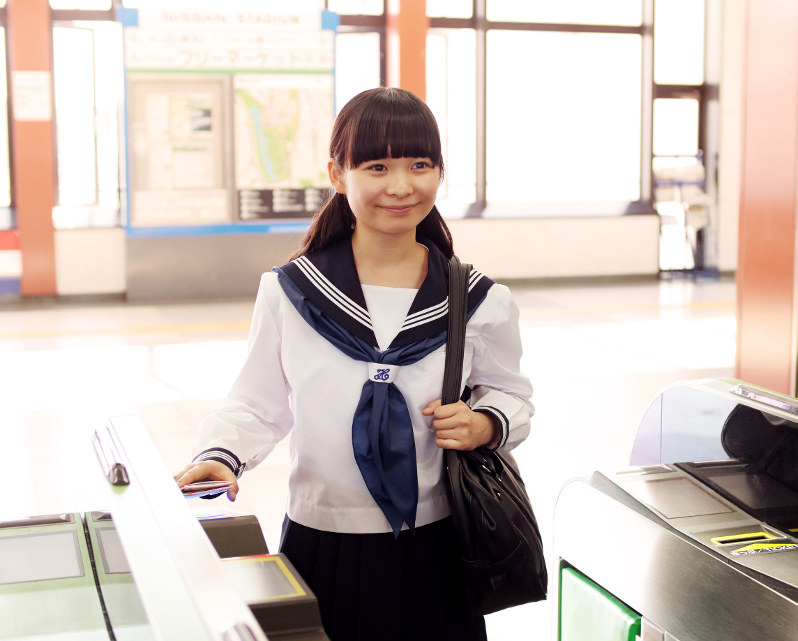 新サービス「まもレール」のイメージ。子どもがスイカをタッチして改札を通過すると保護者に通知が届く=JR東日本提供