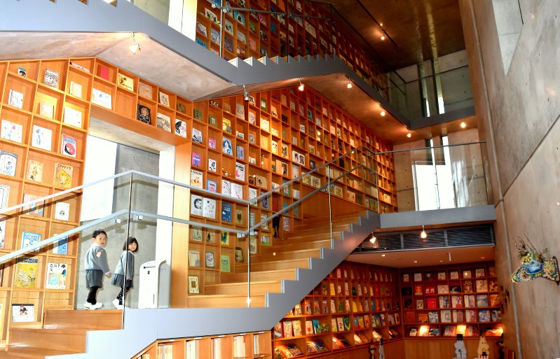 みちのく建物探訪 福島県いわき市 絵本美術館 まどのそとのそのまたむこう 想像の世界導く空間 毎日新聞