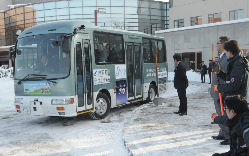 関係者を乗せて出発した自動運転実証実験のマイクロバス=大樹町で