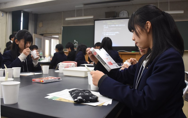 「スペースカレー」の説明書きを読む生徒たち