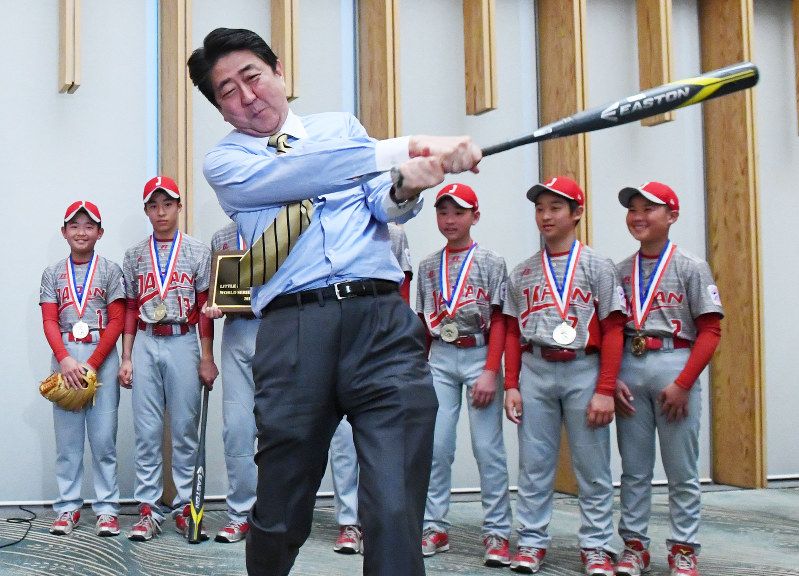 首相 リトルリーグ世界大会優勝チームが表敬 毎日新聞