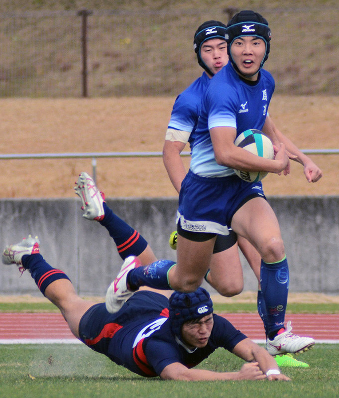 【尾道-常翔学園】前半1分、尾道のWTB宮田(手前)が抜け出し、先制のトライを奪う=広島県尾道市栗原町のびんご運動公園陸上競技場で、真下信幸撮影