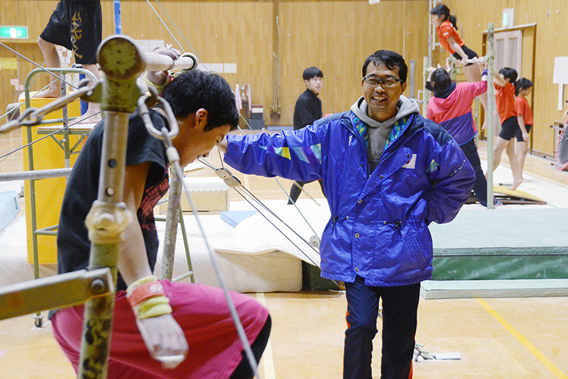 体操教室で子供たちを指導をする前田将良さん(右)=島根県浜田市旭町丸原の旧県立浜田高校今市分校で、長宗拓弥撮影
