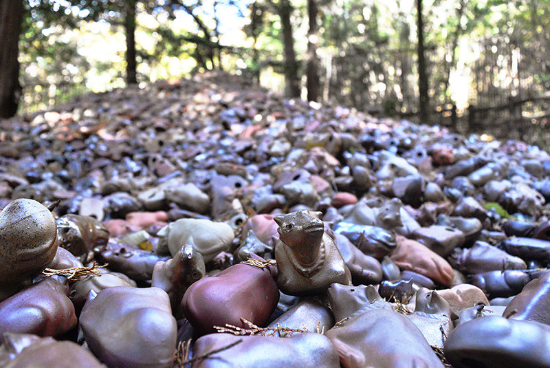 コレ推し 岡山 田倉牛神社 岡山県備前市 移住の一家が制作 備前焼の牛馬像 多数供え 中国 毎日新聞