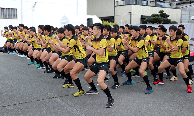 力強い「ハカ」を披露する御所実のラグビー部員=奈良県御所市で、藤原弘撮影