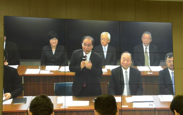 株主総会であいさつするシャープの戴正呉社長(中央)=堺市のモニター視聴会場で2017年6月20日、釣田祐喜撮影