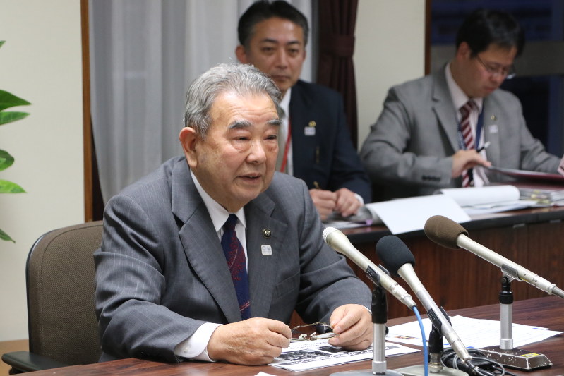 「共生社会ホストタウン」登録などを発表する種市一正市長=三沢市役所で