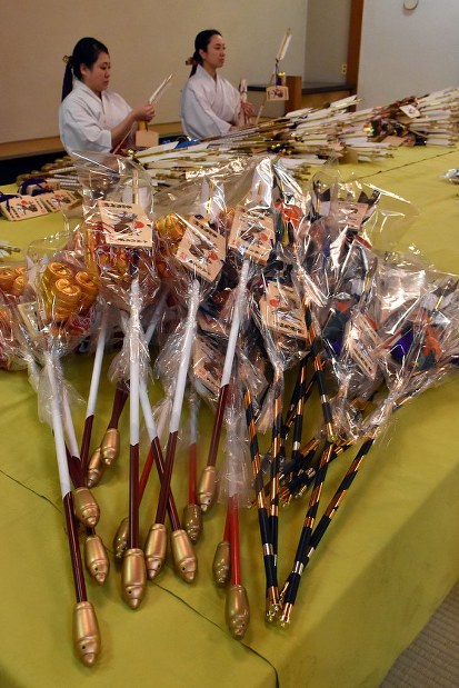 開運：破魔矢作りピーク 青森・善知鳥神社 | 毎日新聞