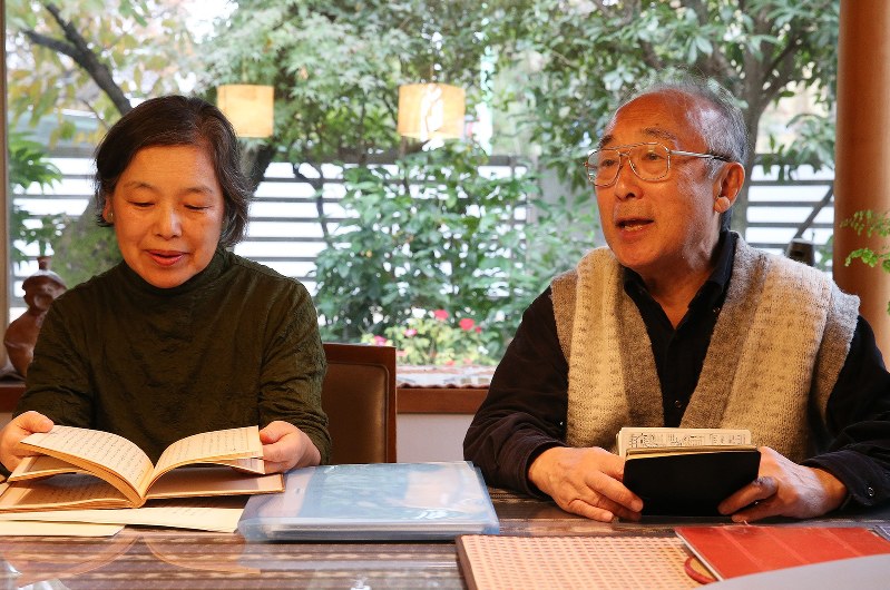 井上靖の日記帳3冊を発見した長男で筑波大学名誉教授の修一さん、甫壬さん夫妻=2017年11月8日、太田康男撮影