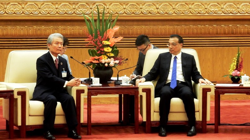 榊原定征・経団連会長(左)ら日本経済界の訪中団と会談する中国の李克強首相(右)=中国北京の人民大会堂で2017年11月21日夕、赤間清広撮影
