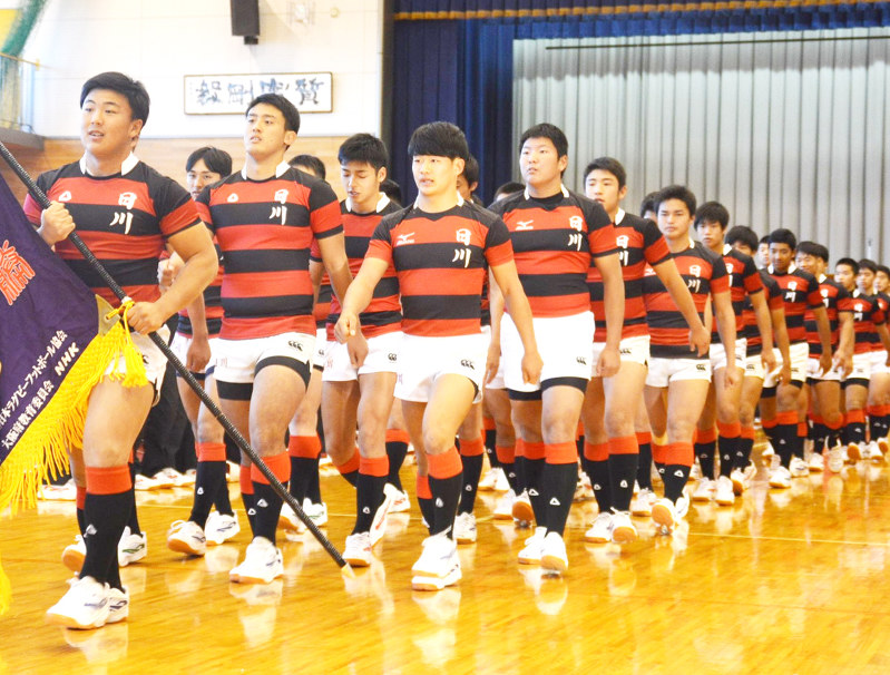 行進する日川のラグビー部の選手ら=山梨市で