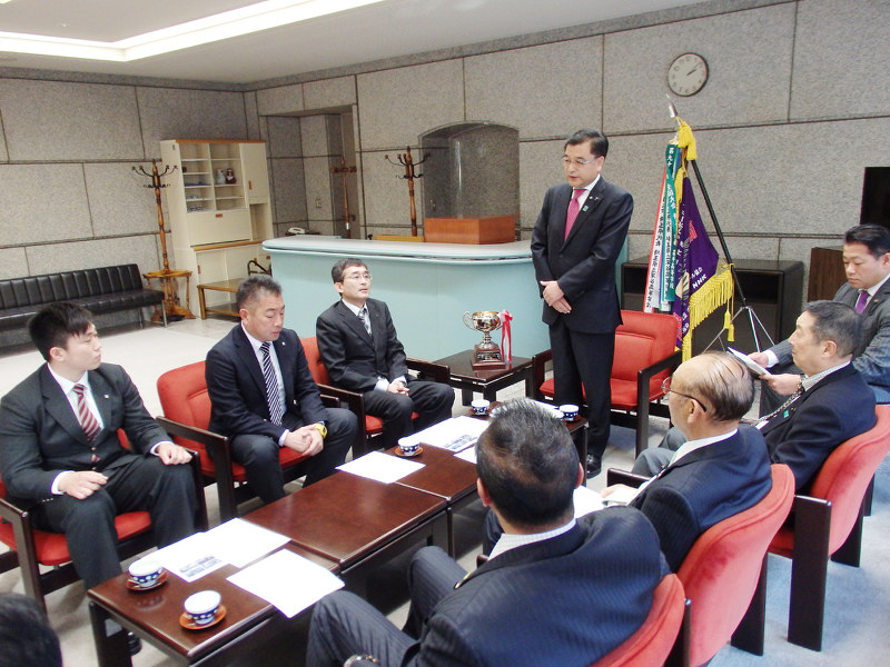 昌平の監督や主将らを激励する県議会ラグビー振興議員連盟の小林哲也会長(中央奥)=県議会議事堂で