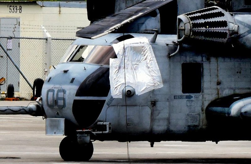 窓が落下した米軍のCH53Eヘリコプターの同型機=沖縄県宜野湾市の米軍普天間飛行場で13日午後0時25分、琉球新報提供