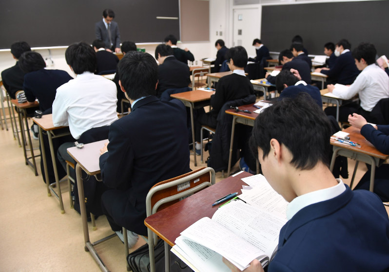都立高校の入試で試験開始を待つ受験生たち=東京都千代田区の日比谷高校で2017年2月24日、猪飼健史撮影