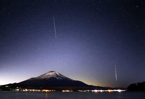 富士山上空の夜空に出現した、ふたご座流星群の流れ星＝山梨県山中湖村で２０１７年１２月１４日午前０時６分、手塚耕一郎撮影