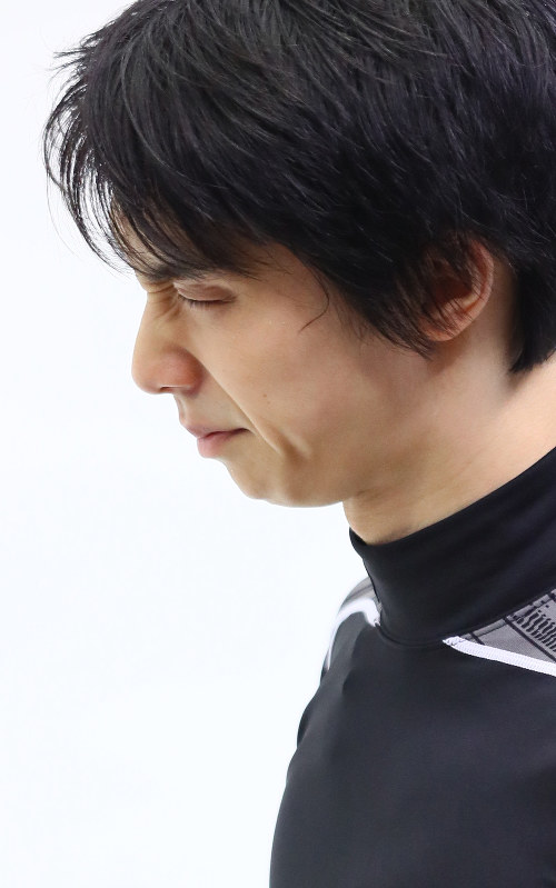 練習中に転倒し、苦しそうな表情を見せる羽生結弦=大阪市中央体育館で2017年11月9日、佐々木順一撮影