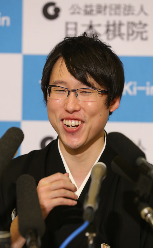 記者会見で笑顔を見せる7冠を達成した本因坊文裕=東京都文京区で2017年12月13日午後8時16分、宮武祐希撮影