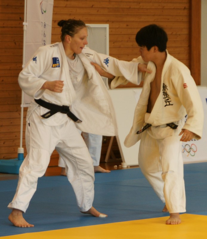 男子選手と練習するスロベニアの女子選手(左)