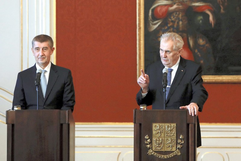 政権発足の記者会見に出席したバビシュ新首相(左)とゼマン大統領=プラハで13日、ロイター