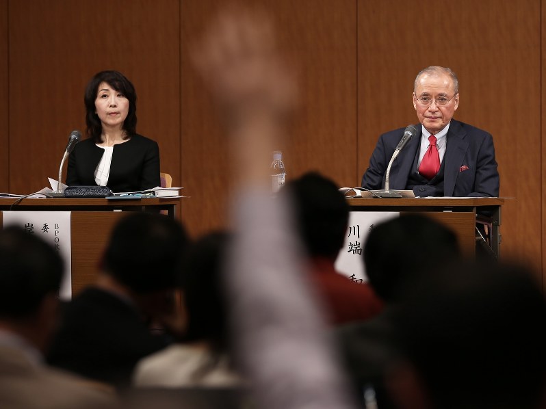 記者会見で検証結果を発表するBPO放送倫理検証委の川端和治委員長(右)ら=東京都千代田区で2017年12月14日午後3時20分、小出洋平撮影