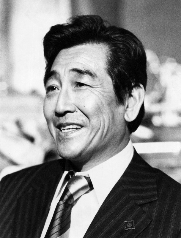 「男たちの旅路」吉岡司令補を演じていたころの鶴田浩二さん=1977年撮影