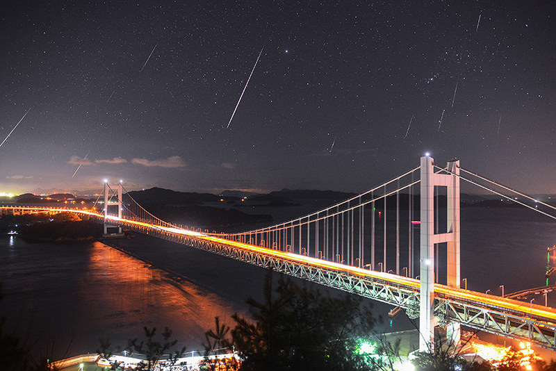 瀬戸大橋の上空に現れたふたご座流星群。午前3時30分~4時30分の間に流星が出現した11コマを合成=岡山県倉敷市で2017年12月14日、倉敷科学センター提供