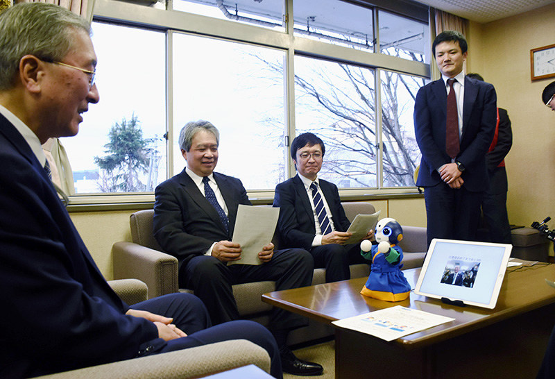 ロボットとコミュニケーションを取りながら年賀状を作成する松江市の松浦正敬市長=同市役所で、前田葵撮影
